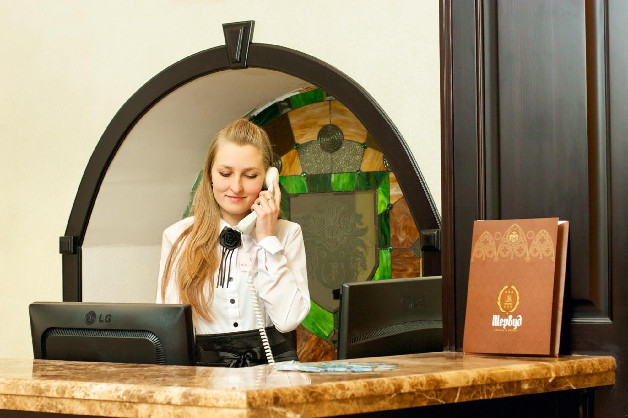 Sherwood Hotel Dolgomostiska エクステリア 写真