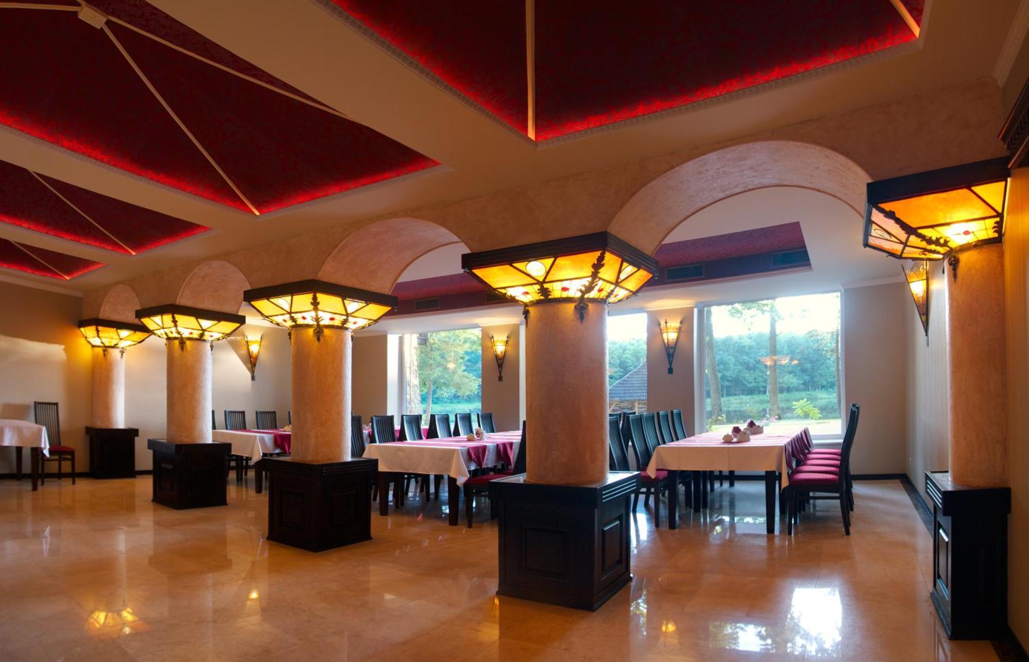 Sherwood Hotel Dolgomostiska エクステリア 写真