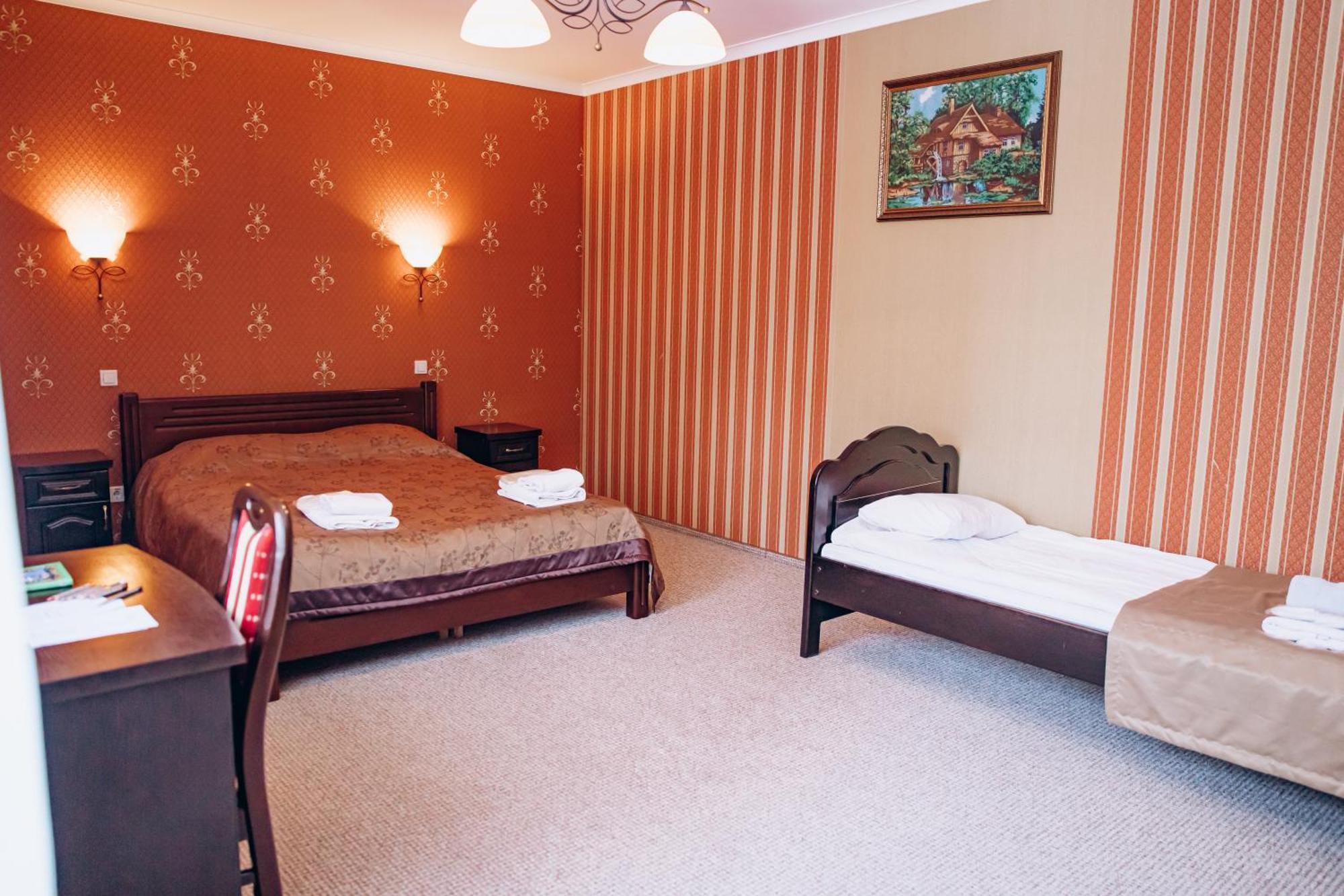 Sherwood Hotel Dolgomostiska エクステリア 写真