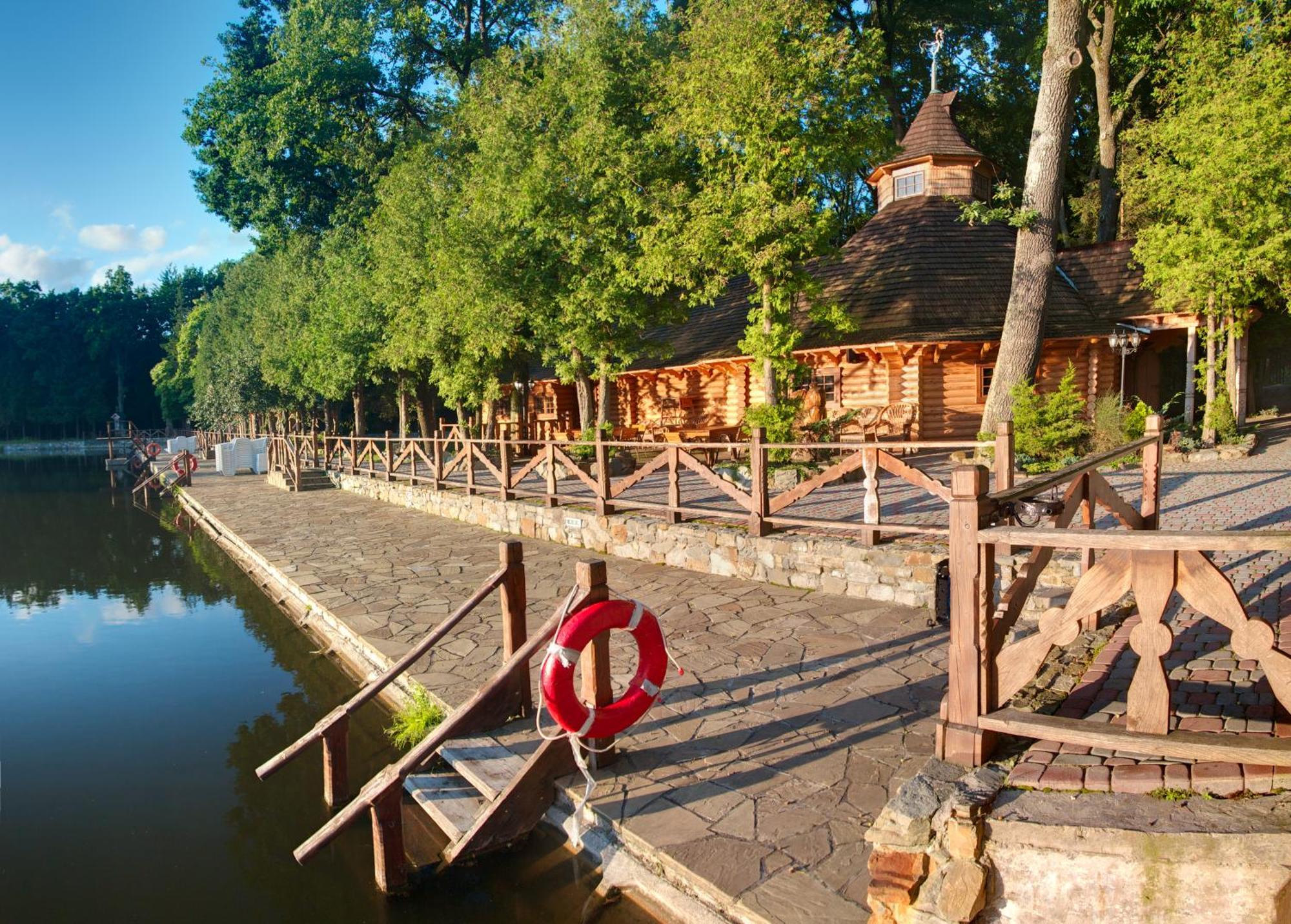 Sherwood Hotel Dolgomostiska エクステリア 写真
