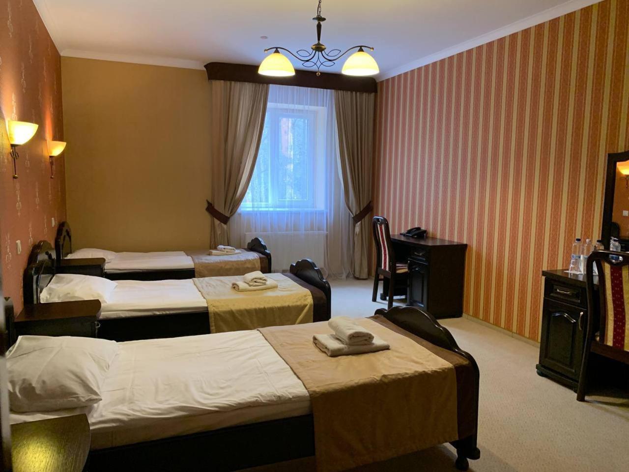 Sherwood Hotel Dolgomostiska エクステリア 写真