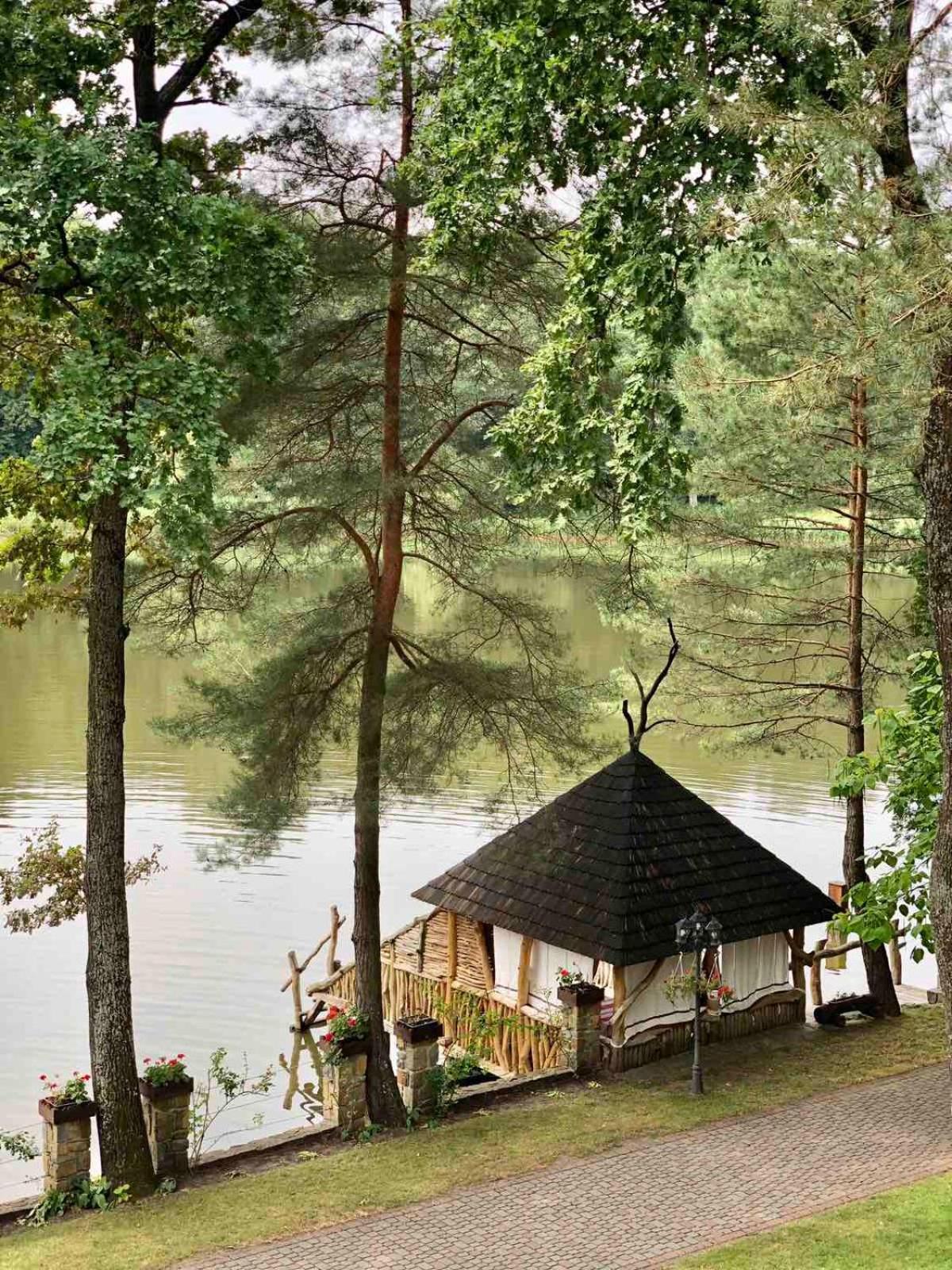 Sherwood Hotel Dolgomostiska エクステリア 写真