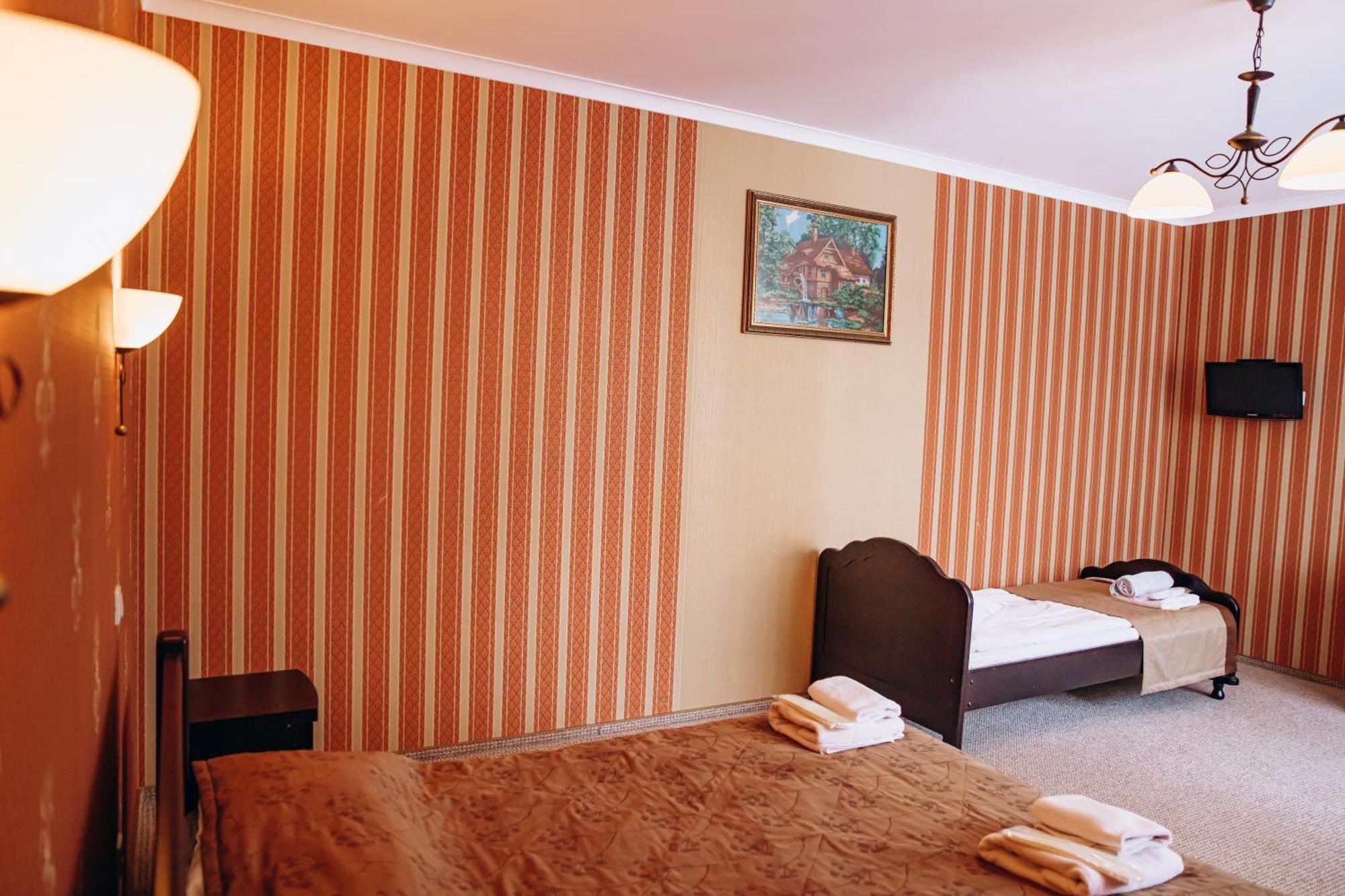 Sherwood Hotel Dolgomostiska エクステリア 写真