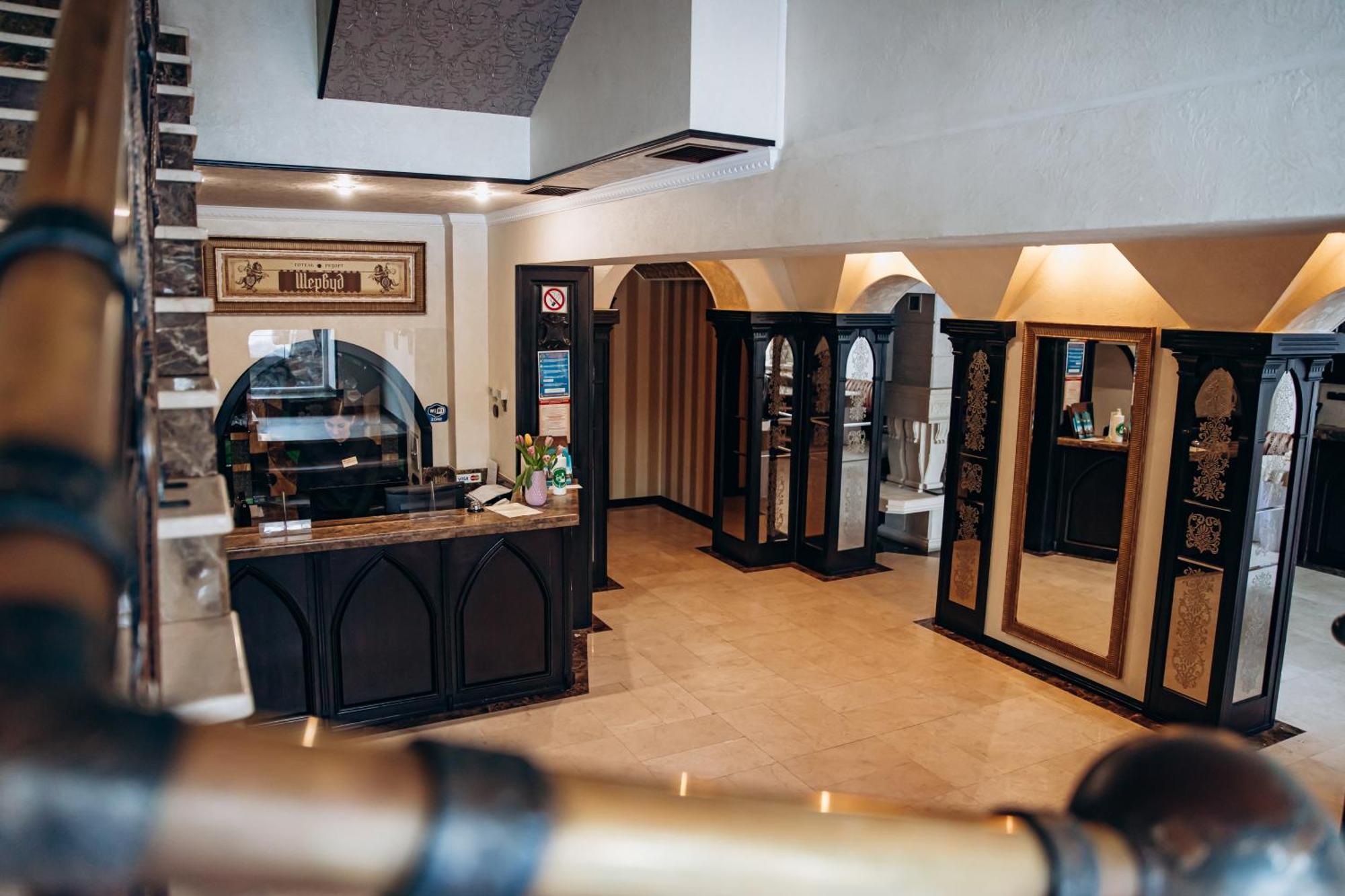 Sherwood Hotel Dolgomostiska エクステリア 写真