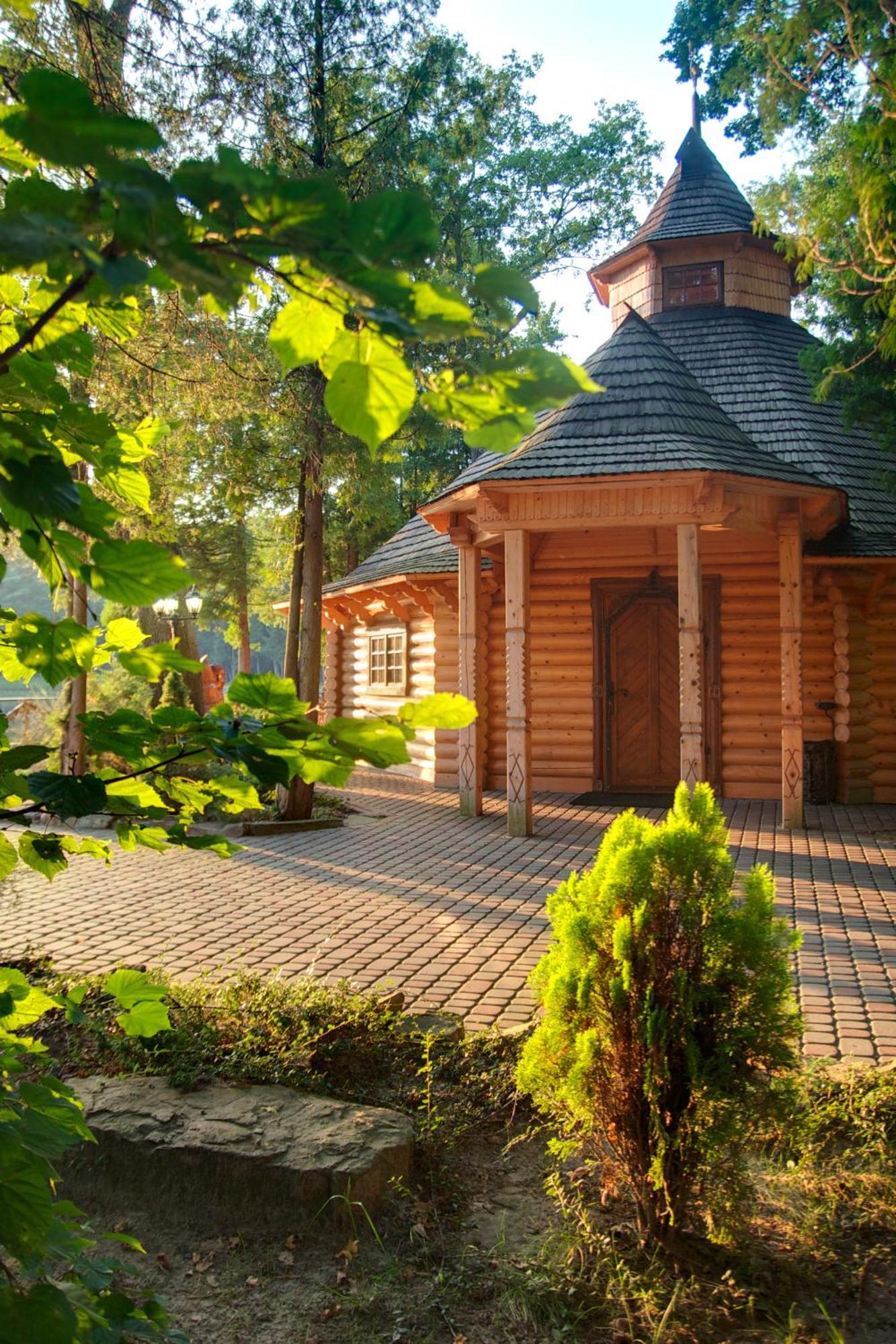 Sherwood Hotel Dolgomostiska エクステリア 写真