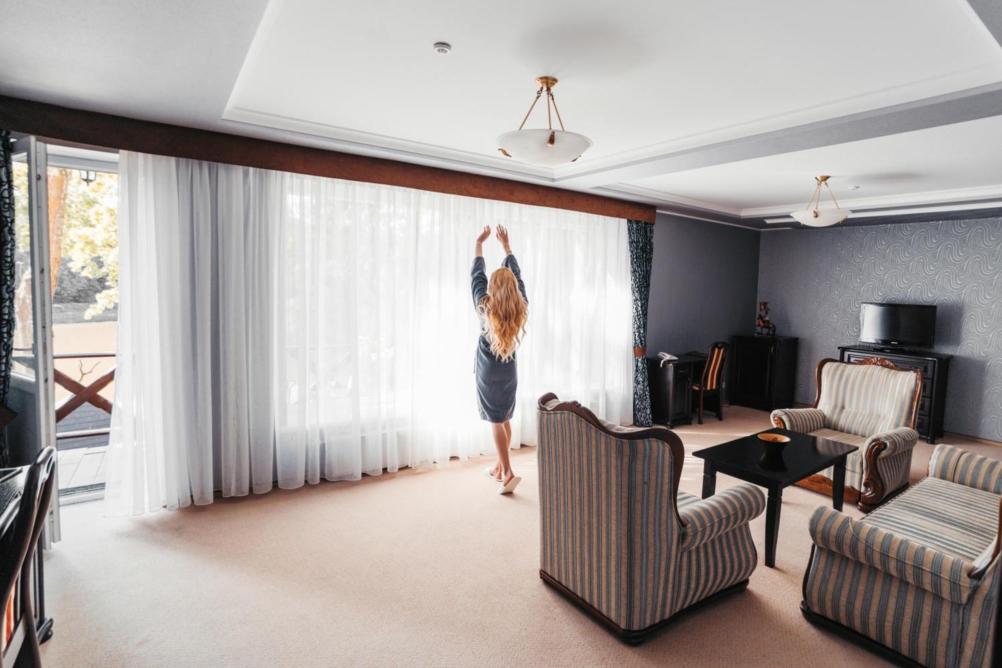 Sherwood Hotel Dolgomostiska エクステリア 写真