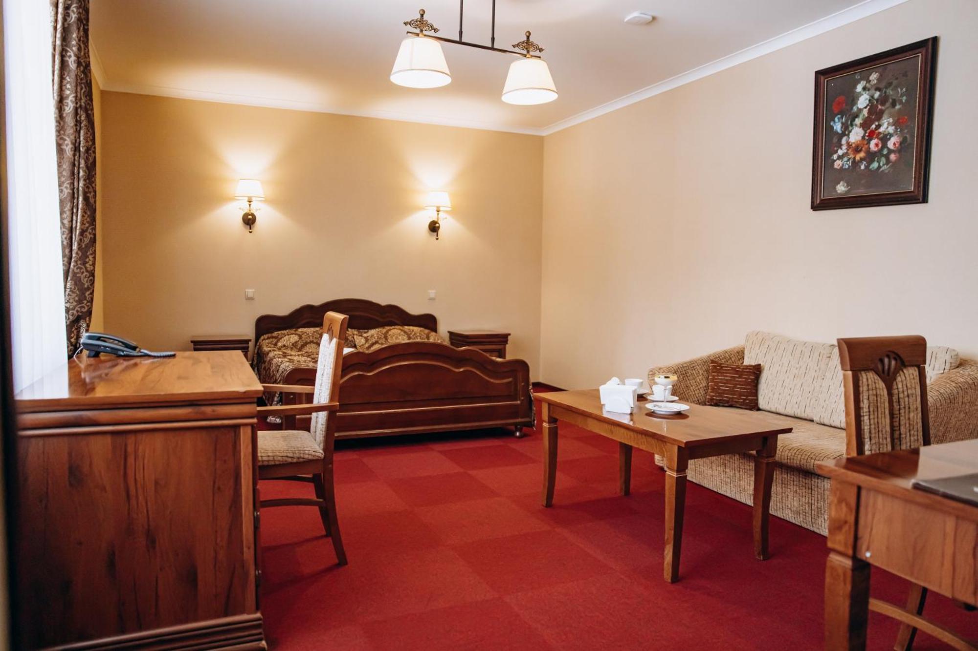 Sherwood Hotel Dolgomostiska エクステリア 写真