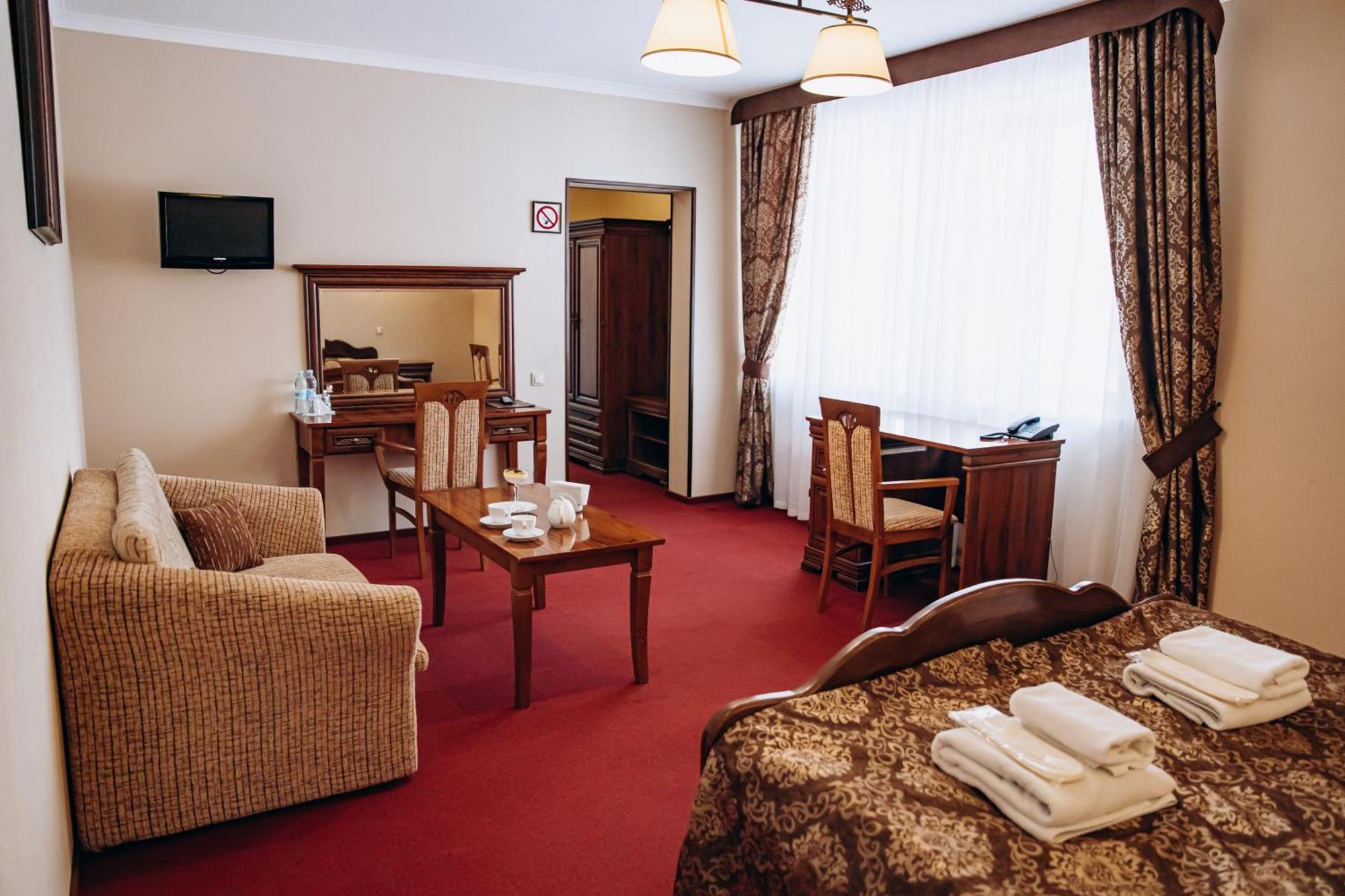 Sherwood Hotel Dolgomostiska エクステリア 写真